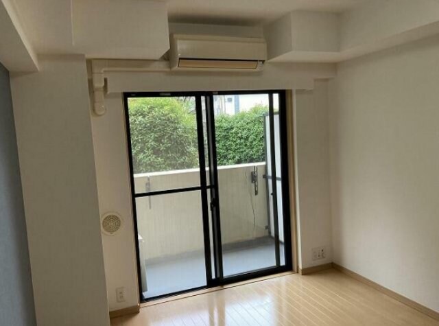 物件内観写真5　(7.7帖のきれいな洋室。)