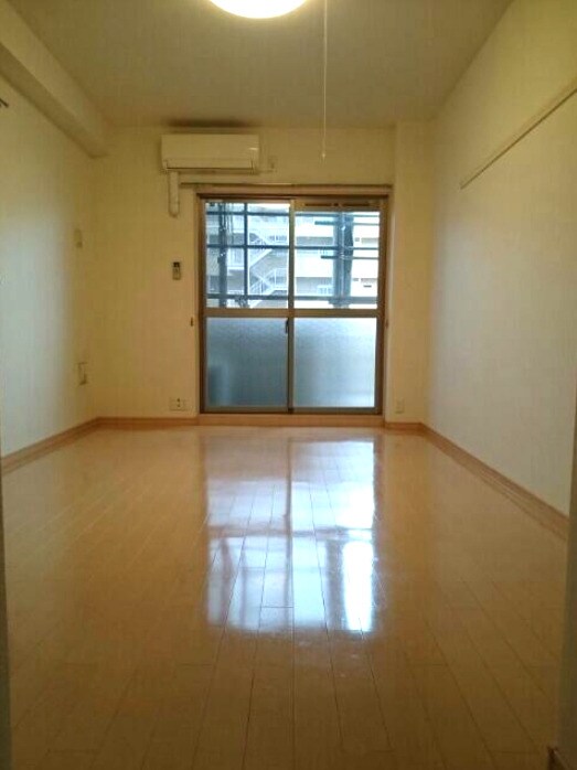 物件内観写真2　(9.3帖のお部屋。)