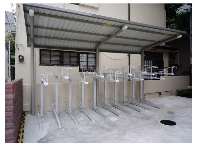 物件内観写真11　(駐輪場完備。)