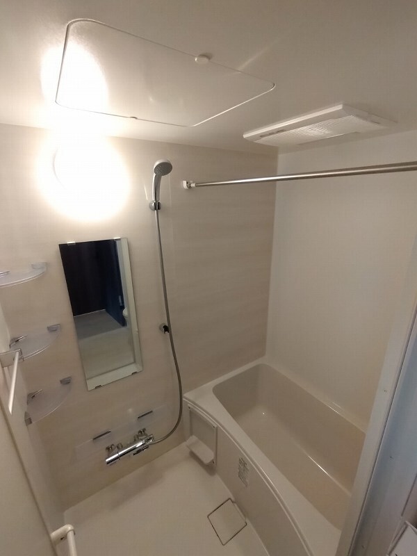 物件内観写真4　(追い焚き機能、浴室乾燥機付きバス。)