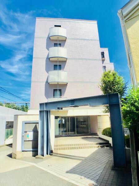 物件外観写真1　(鉄筋コンクリート造のがっちりとした建物。)