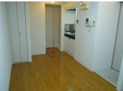 物件内観写真4　(8.3帖のきれいな洋室。)