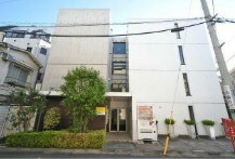 物件外観写真1　(鉄筋コンクリート造のがっちりとした建物。)