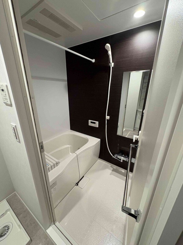 物件内観写真4　(追い焚き機能、浴室乾燥機付きバス。)