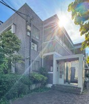 物件外観写真1　(鉄筋コンクリート造のがっちりとした建物。)