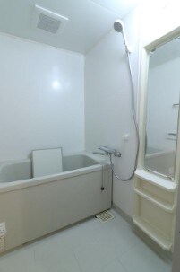 物件内観写真4　(追い焚き機能付きバス。)