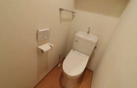 物件内観写真5　(温水洗浄便座。)