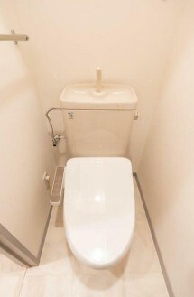 物件内観写真5　(温水洗浄便座。)