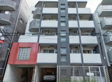 物件外観写真1　(鉄筋コンクリート造のがっちりとした建物。)