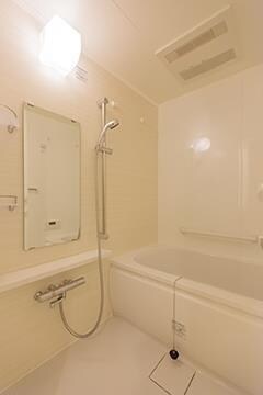 物件内観写真5　(追い焚き機能、浴室乾燥機付きバス。)