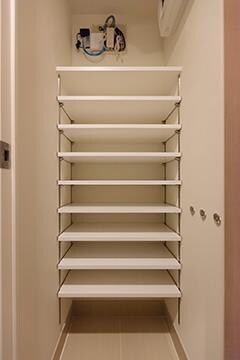 物件内観写真10　(シューズインクローゼット完備。)