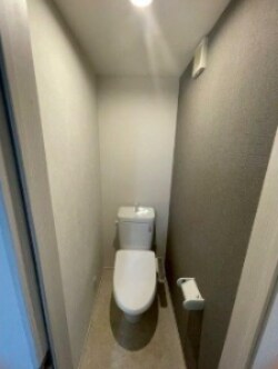 物件内観写真5　(温水洗浄便座。)