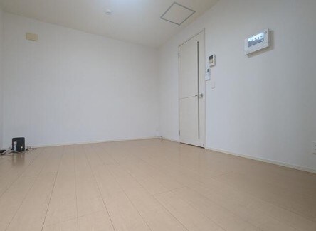 物件内観写真2　(7.0帖のきれいな洋室。)