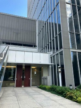 物件外観写真1　(鉄骨鉄筋コンクリート造のがっちりとした建物。)