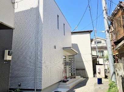 物件外観写真1　(落ち着いた雰囲気。)