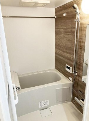 物件内観写真4　(追い焚き機能、浴室乾燥機付きバス。)