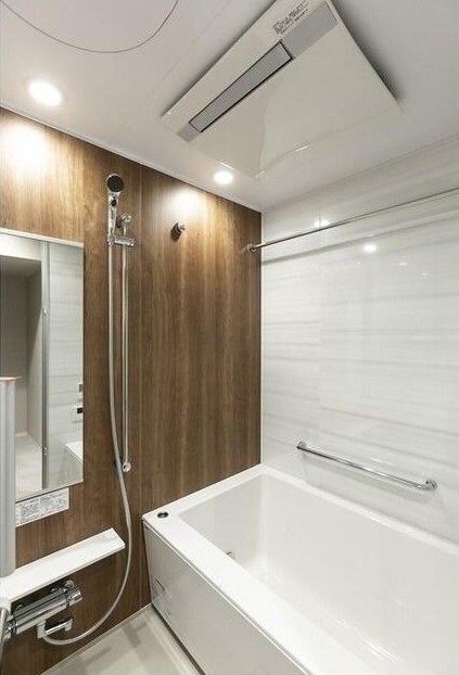 物件内観写真5　(追い焚き機能、浴室乾燥機付きバス。)