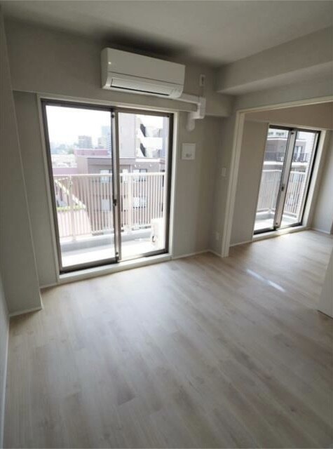 物件内観写真8　(きれいなフローリング。)