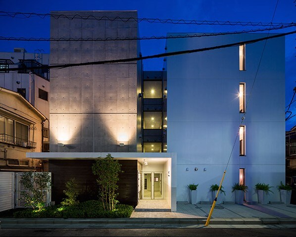 物件外観写真1　(鉄筋コンクリート造のがっしりした建物。)