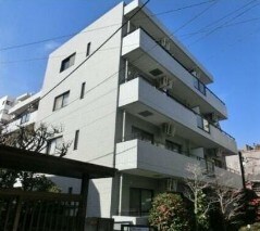 物件外観写真1　(鉄筋コンクリート造のがっちりとした建物。)