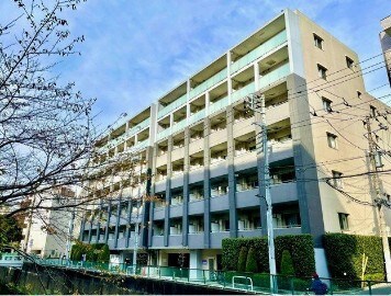 物件外観写真1　(鉄筋コンクリート造のがっちりとした建物。)