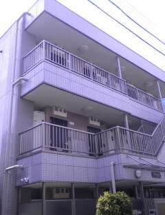 物件外観写真1　(鉄筋コンクリート造のがっちりとした造り。)