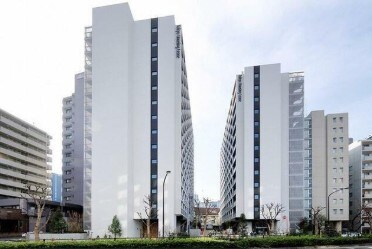 物件外観写真1　(鉄筋コンクリート造のがっちりとした建物。)