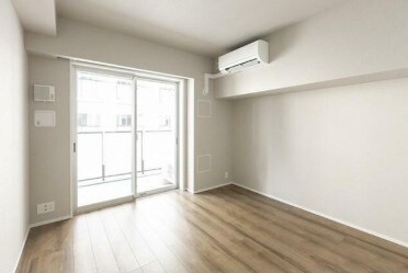 物件内観写真2　(7.0帖のきれいな洋室。)