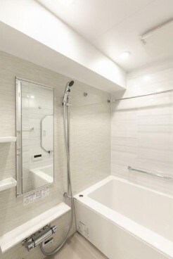 物件内観写真4　(追い焚き機能、浴室乾燥機付きバス。)