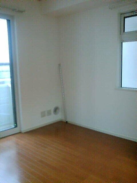 物件内観写真2　(7帖のきれいな洋室。)