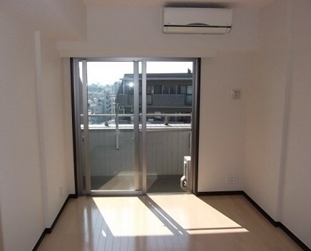 物件内観写真3　(6.3帖の洋室。)