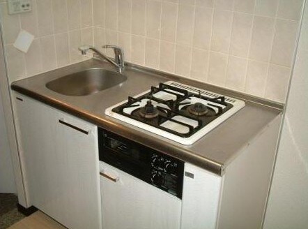 物件内観写真4　(2口コンロのシステムキッチン・グリル付き。)