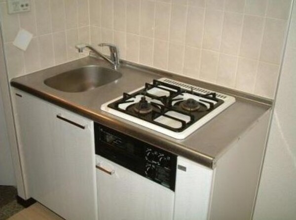 キッチン(2口コンロのシステムキッチン・グリル付き。)