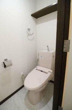 物件内観写真5　(温水洗浄便座。)