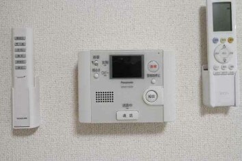 物件内観写真7　(モニター付きインターホンで防犯面も安心です！)