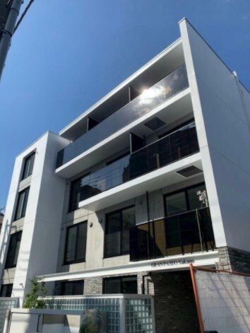 物件外観写真1　(鉄筋コンクリート造のがっちりとした建物。)