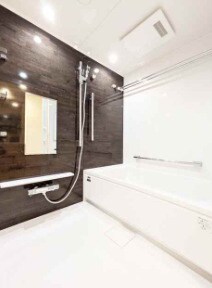 物件内観写真5　(追い焚き機能付きバス。)