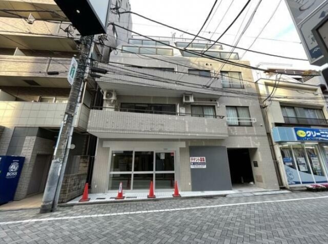 物件外観写真1　(鉄筋コンクリート造のがっちりとした建物。)