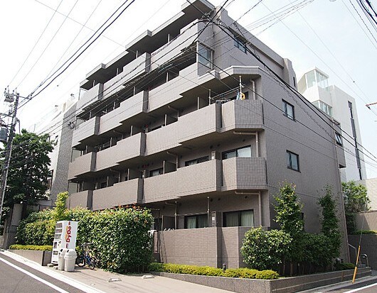 物件外観写真1　(鉄筋コンクリート造のガッチリとした建物。)