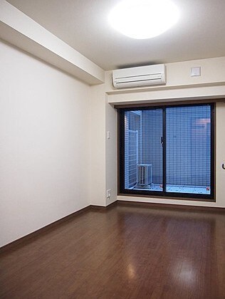 物件内観写真2　(6帖のきれいな洋室。)