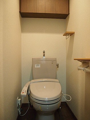 物件内観写真5　(温水洗浄便座。)