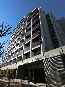 物件外観写真1　(鉄筋コンクリート造のがっちりとした建物。)