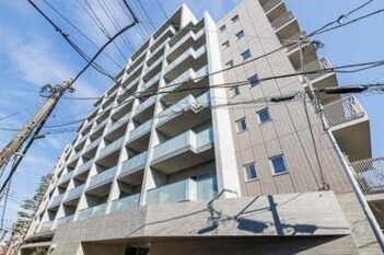 物件外観写真1　(鉄筋コンクリート造のがっちりとした建物。)