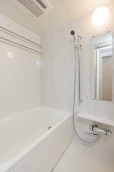 物件内観写真4　(追い焚き機能、浴室乾燥機付きバス。)