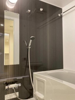 物件内観写真4　(追い焚き機能、浴室乾燥機付きバス。)