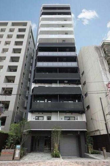 物件外観写真1　(鉄筋コンクリート造のがっちりとした建物。)