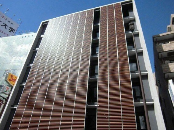 物件外観写真1　(鉄筋コンクリート造のがっちりとした建物。)