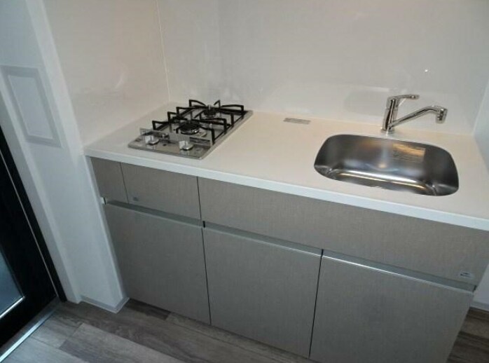 物件内観写真4　(2口コンロのシステムキッチン。)