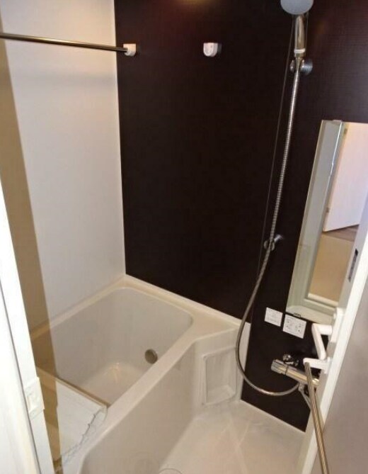 物件内観写真5　(追い焚き機能、浴室乾燥機付きバス。)
