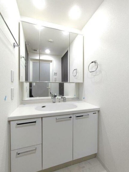 物件内観写真7　(嬉しい独立洗面台付き。)